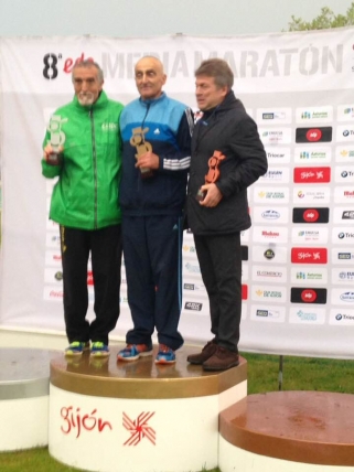 Carlos Gil tercero de categoría Master 60 en la Media Maratón de Gijón.