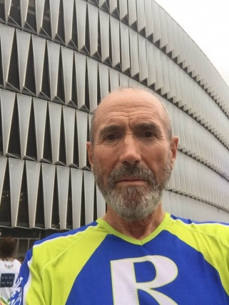 Gregorio Ascacibar desafía a la noche corriendo por las calles de Bilbao