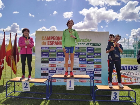 Marcelina Hernaiz Campeona de España en 10.000 en pista y Óscar Calvé sexto.