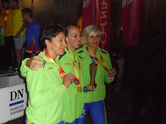 Ramillete de medallas de nuestras chicas en el Campeonato de España de 10.000 en Ruta.