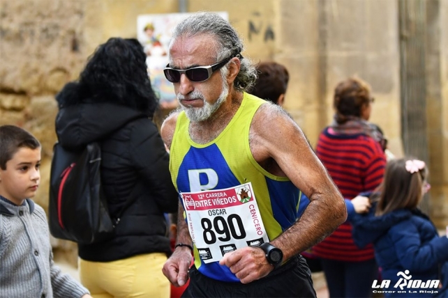 Óscar Calvé fue homenajeado por ser el primer riojano en correr el Maratón de Nueva York.