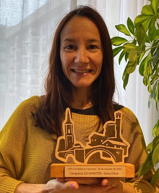 Gema Olave recibió su premio como vencedora de la I Rioja Trail Torrecilla.