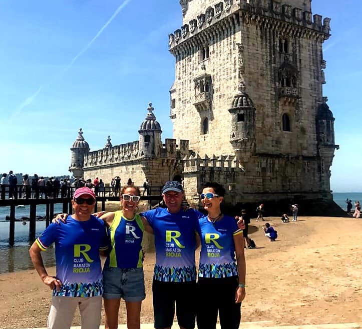 Cuatro compañeros relucen nuestra R por las calles de Lisboa.