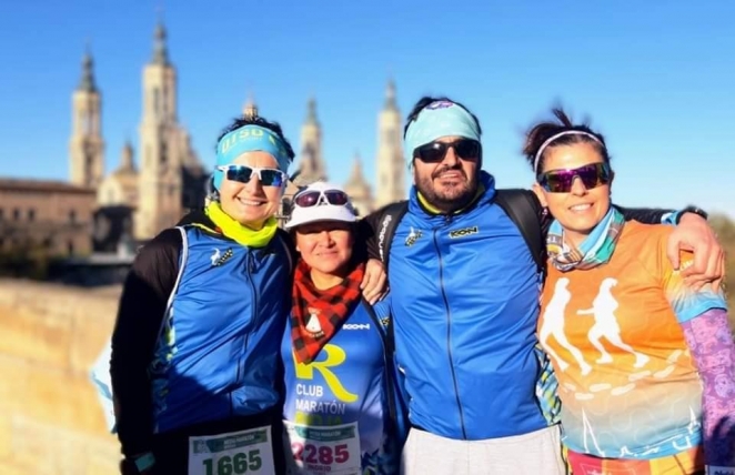 Cuatro compañeros relucen nuestra R en la Media Maratón de Zaragoza.