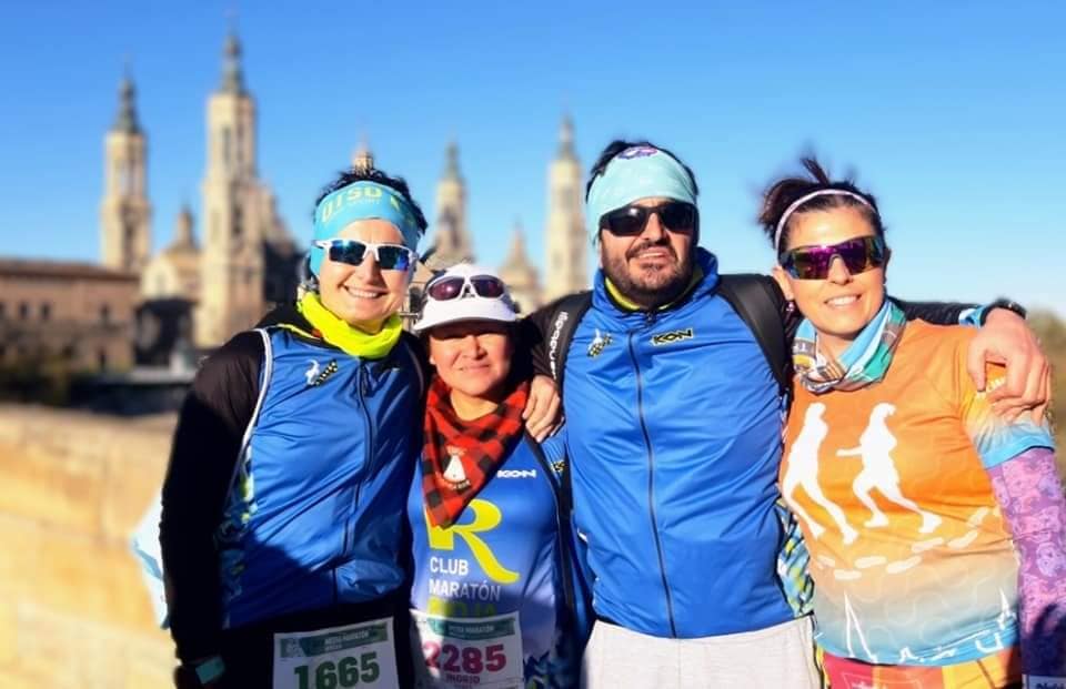 Cuatro compañeros relucen nuestra R en la Media Maratón de Zaragoza.