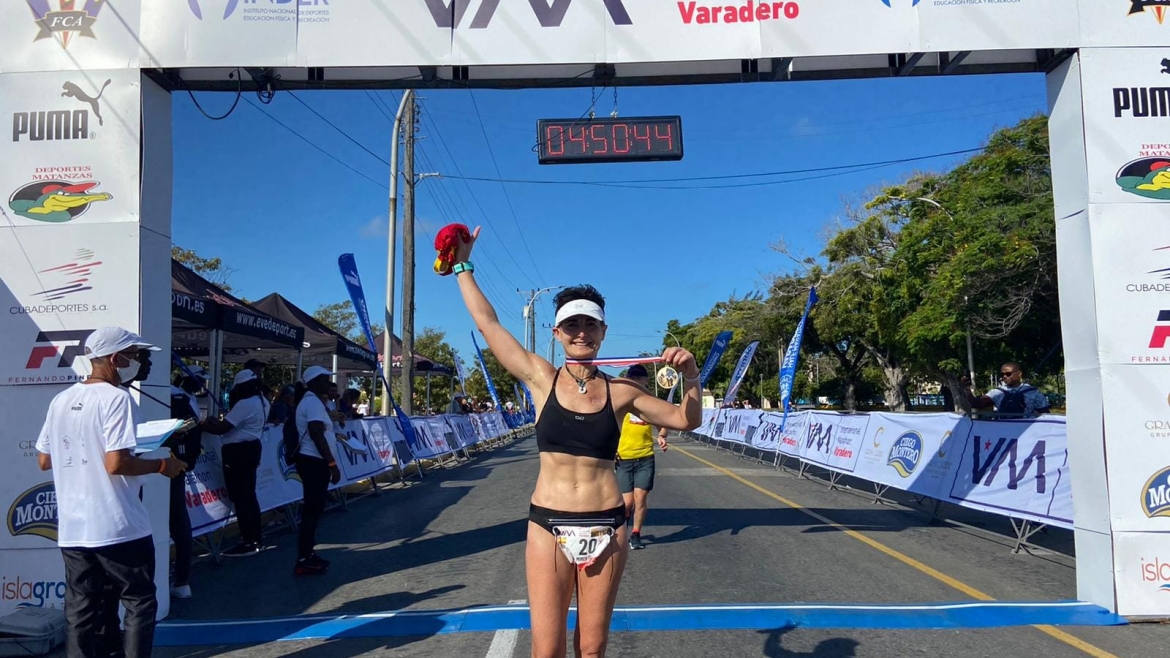 Miren Idoia Fernández deja sus huellas en el Maratón Varadero de Cuba.