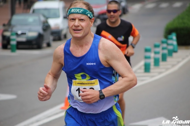 Rubén Hernando corrió y terminó su media maratón número 100