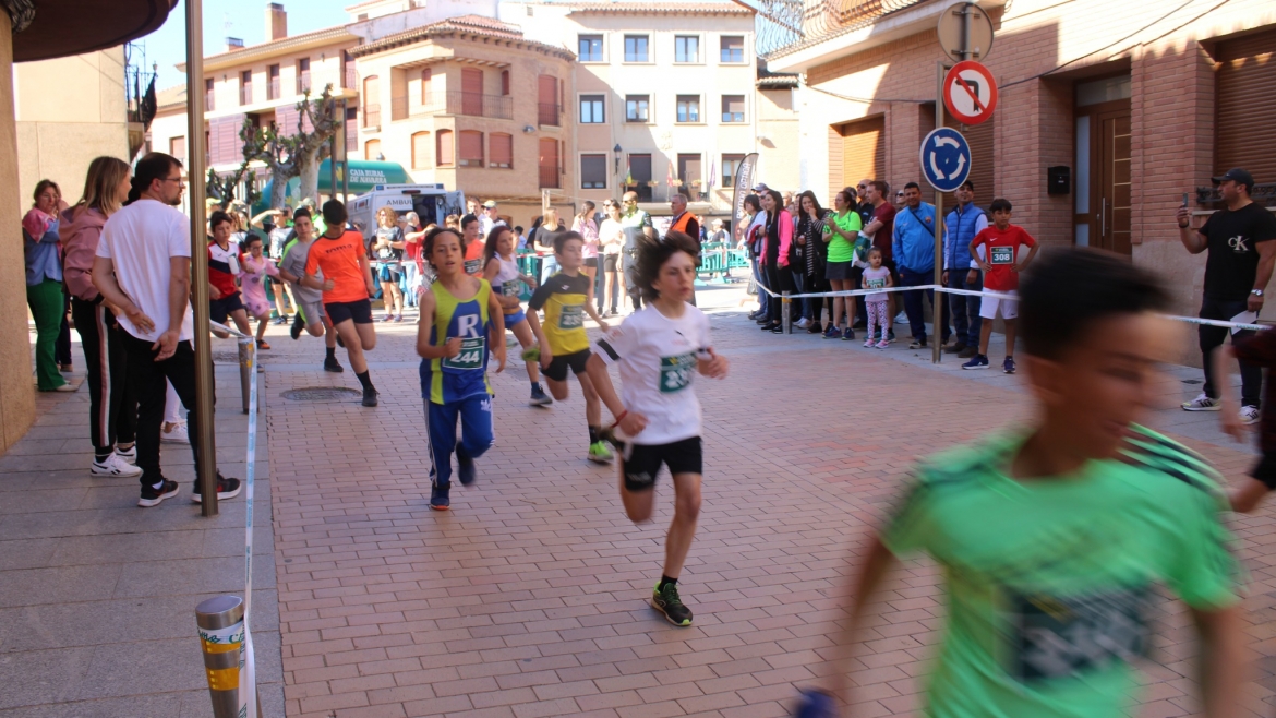 Izan y Cloe hijos de nuestro compañero Raúl López corrieron con nuestros colores en Aldeanueva de Ebro