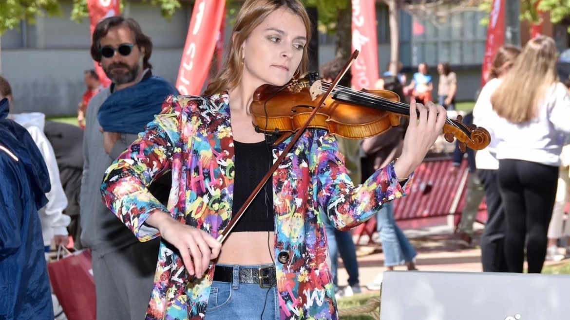 Adriana Fresno anima la Carrera Campus Universidad de La Rioja con su violín