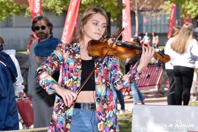 Adriana Fresno anima la Carrera Campus Universidad de La Rioja con su violín